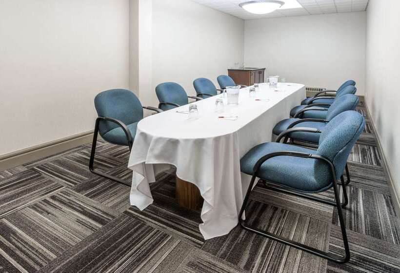 בית מלון כפרי Ramada By Wyndham Edmonton South