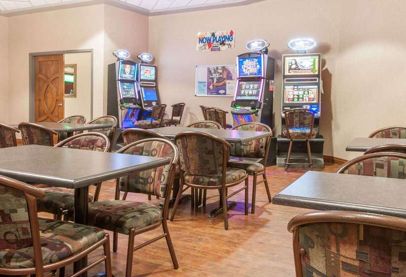 בית מלון כפרי Ramada By Wyndham Edmonton South