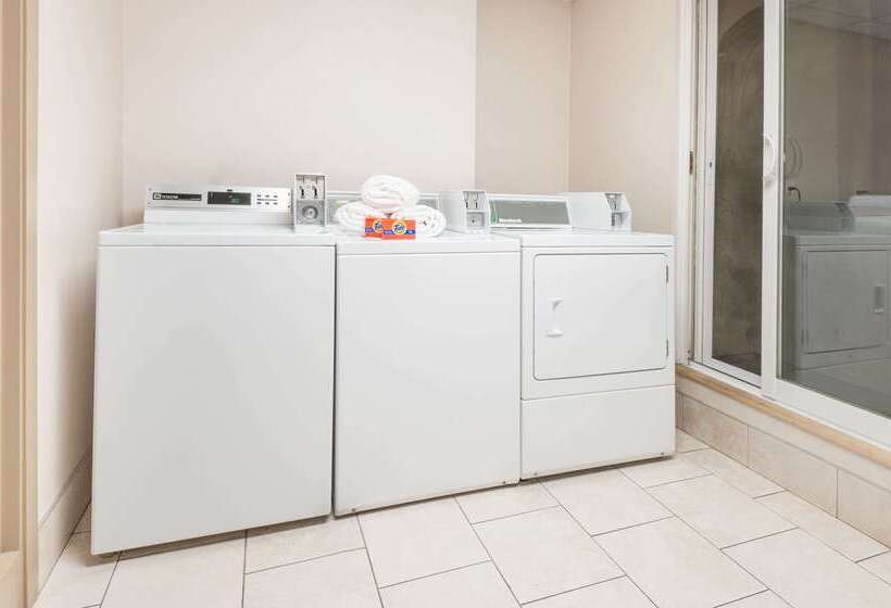 בית מלון כפרי Ramada By Wyndham Edmonton South