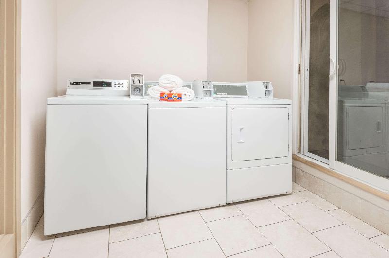 בית מלון כפרי Ramada By Wyndham Edmonton South