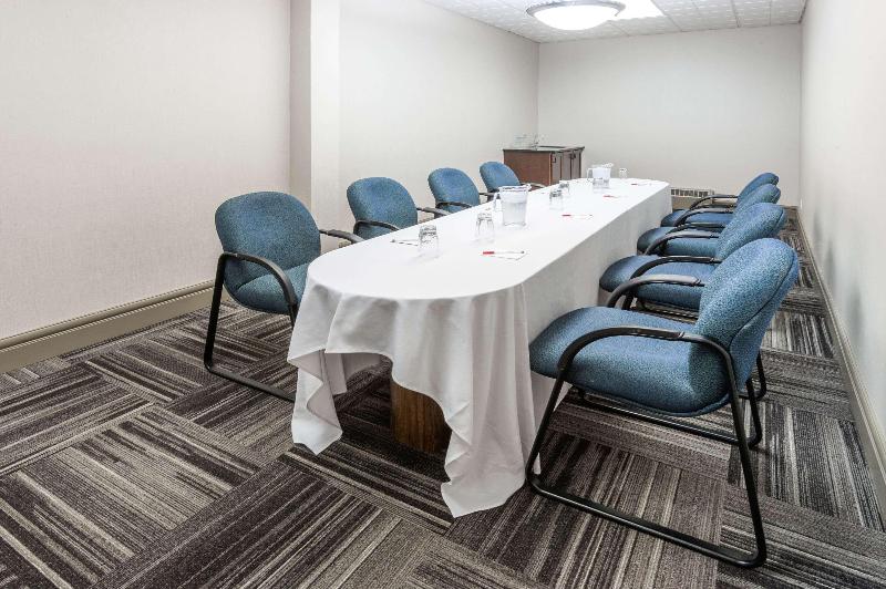 בית מלון כפרי Ramada By Wyndham Edmonton South