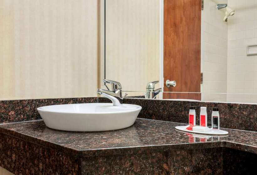 هتل Ramada By Wyndham Fredericton