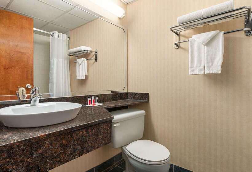 فندق Ramada By Wyndham Fredericton