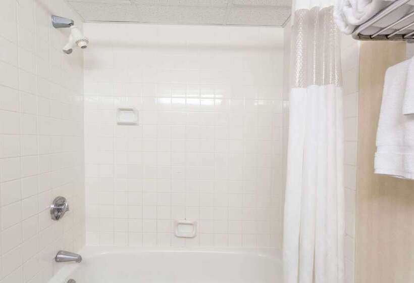 فندق Ramada By Wyndham Fredericton