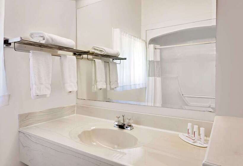 فندق Ramada By Wyndham Gananoque Provincial Inn