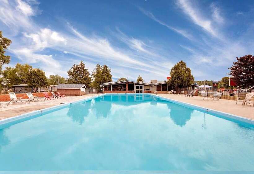 فندق Ramada By Wyndham Gananoque Provincial Inn