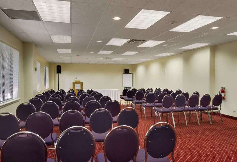 فندق Ramada By Wyndham Belleville Harbourview Conference Center