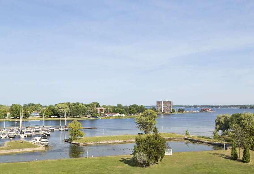 فندق Ramada By Wyndham Belleville Harbourview Conference Center