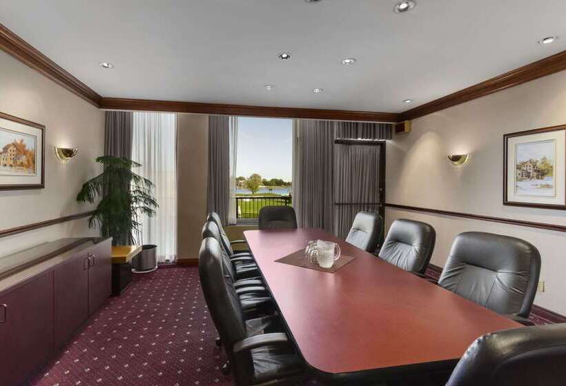 فندق Ramada By Wyndham Belleville Harbourview Conference Center