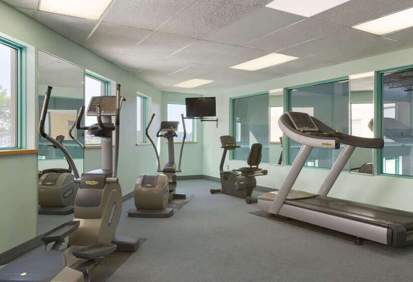 فندق Ramada By Wyndham Belleville Harbourview Conference Center