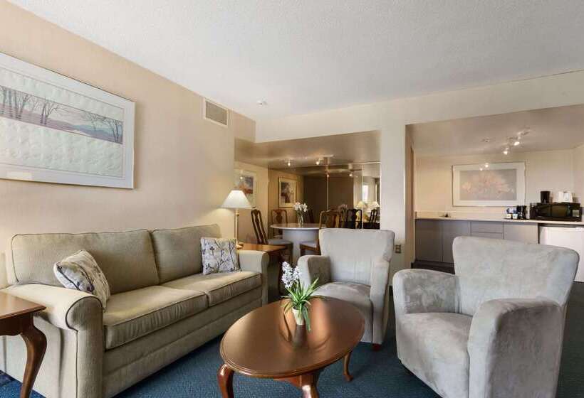 فندق Ramada By Wyndham Belleville Harbourview Conference Center