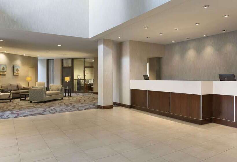 فندق Ramada By Wyndham Belleville Harbourview Conference Center