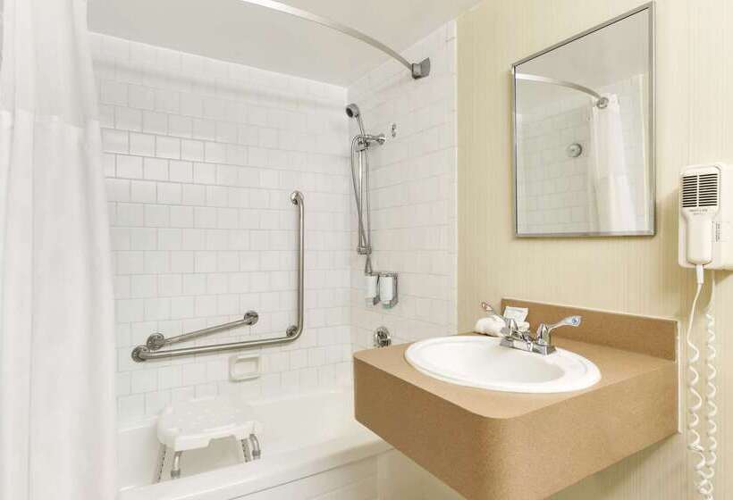 فندق Ramada By Wyndham Belleville Harbourview Conference Center