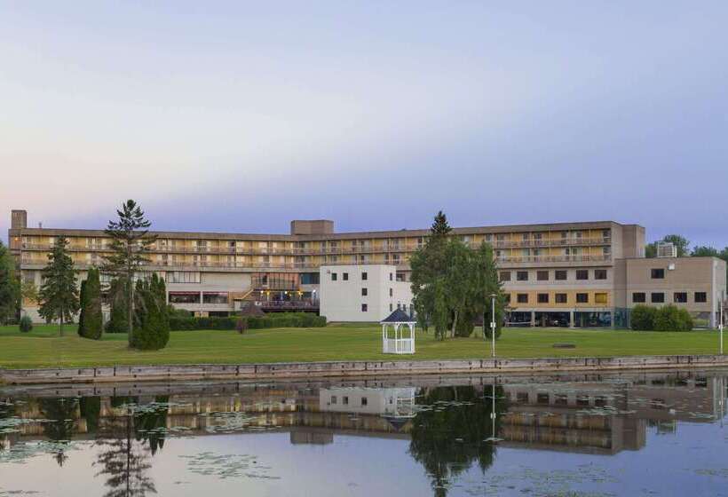 فندق Ramada By Wyndham Belleville Harbourview Conference Center