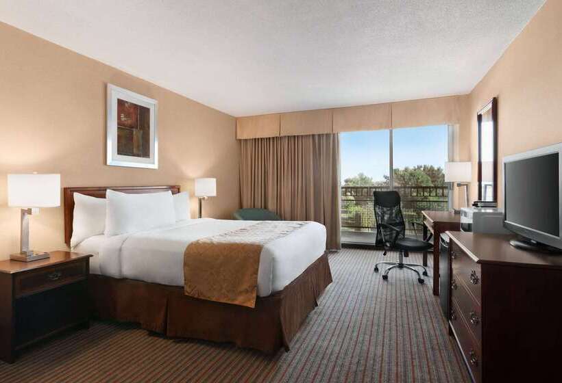 فندق Ramada By Wyndham Belleville Harbourview Conference Center