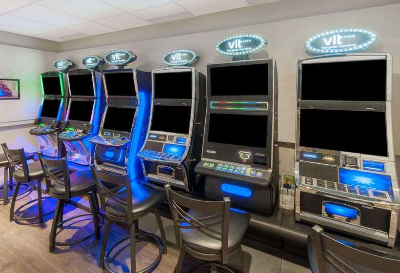 בית מלון כפרי Ramada Plaza By Wyndham Calgary Downtown