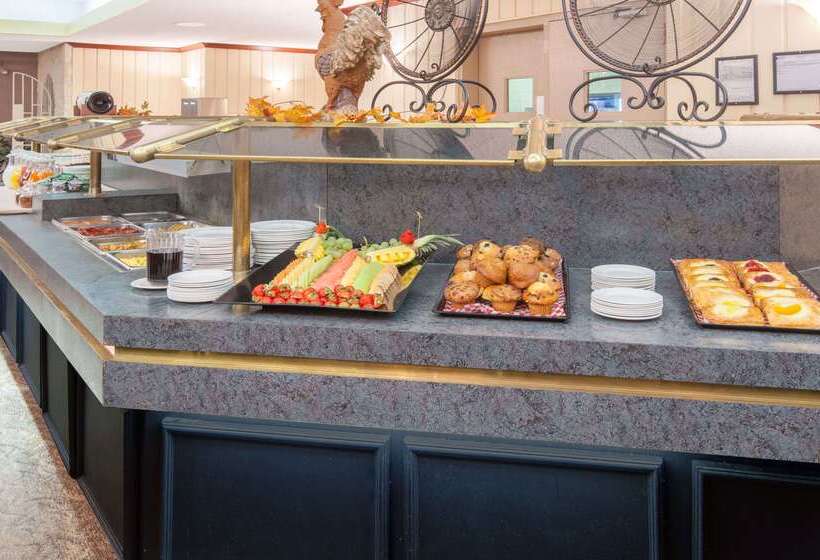 בית מלון כפרי Ramada Plaza By Wyndham Calgary Downtown