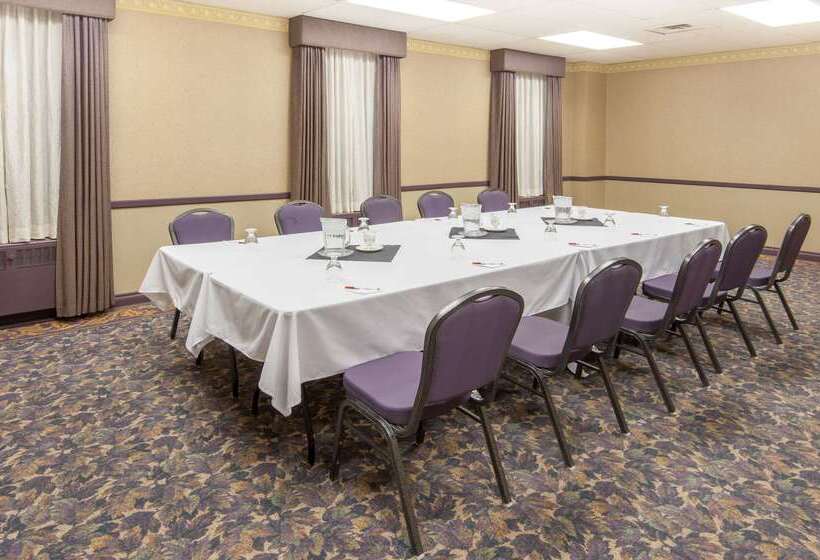 בית מלון כפרי Ramada Plaza By Wyndham Calgary Downtown