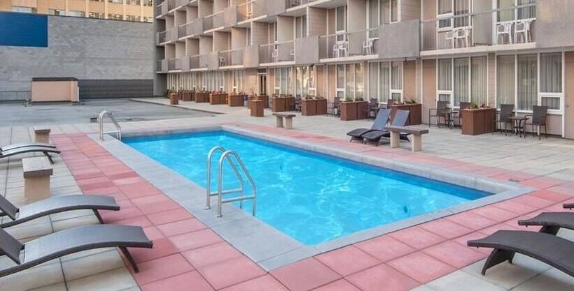 בית מלון כפרי Ramada Plaza By Wyndham Calgary Downtown