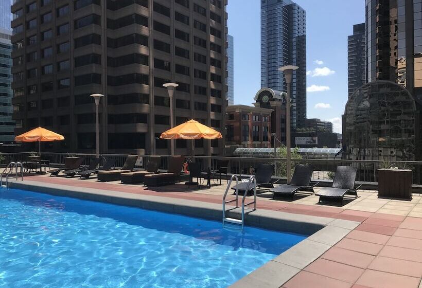 בית מלון כפרי Ramada Plaza By Wyndham Calgary Downtown