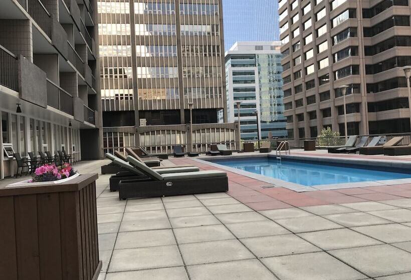 בית מלון כפרי Ramada Plaza By Wyndham Calgary Downtown