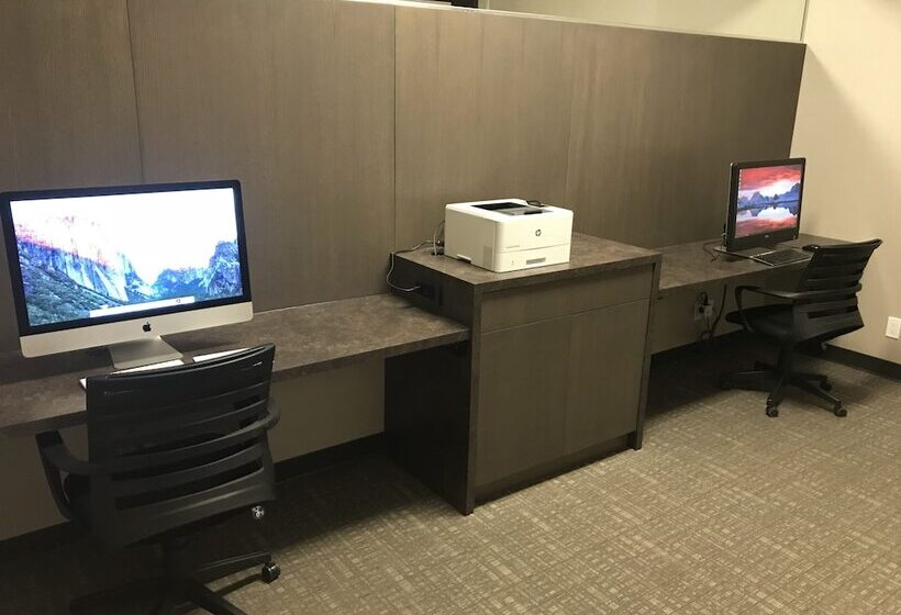 בית מלון כפרי Ramada Plaza By Wyndham Calgary Downtown