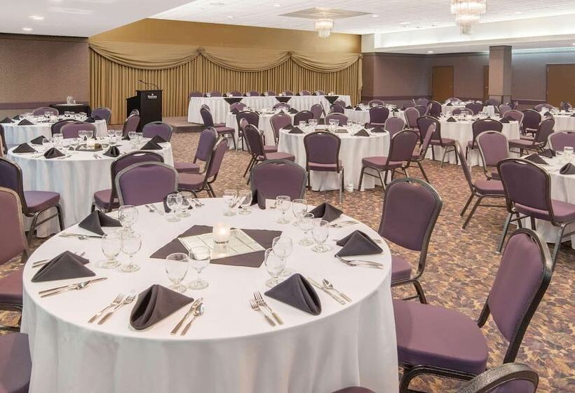 בית מלון כפרי Ramada Plaza By Wyndham Calgary Downtown