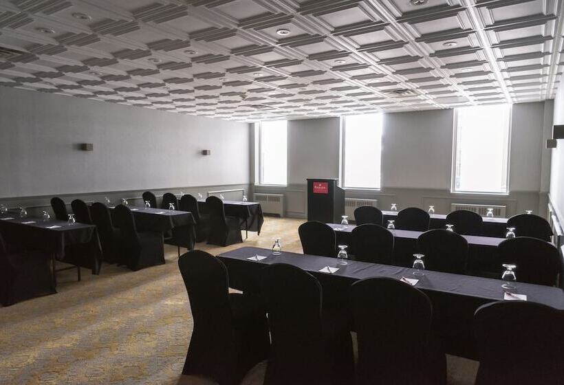 בית מלון כפרי Ramada Plaza By Wyndham Calgary Downtown