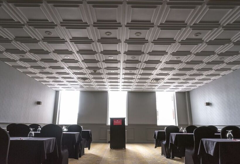 בית מלון כפרי Ramada Plaza By Wyndham Calgary Downtown