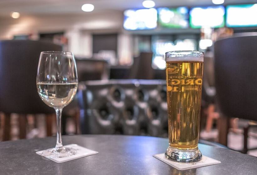 בית מלון כפרי Ramada Plaza By Wyndham Calgary Downtown