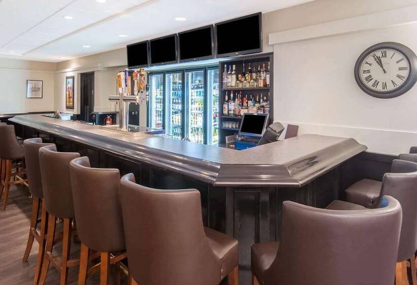 בית מלון כפרי Ramada Plaza By Wyndham Calgary Downtown