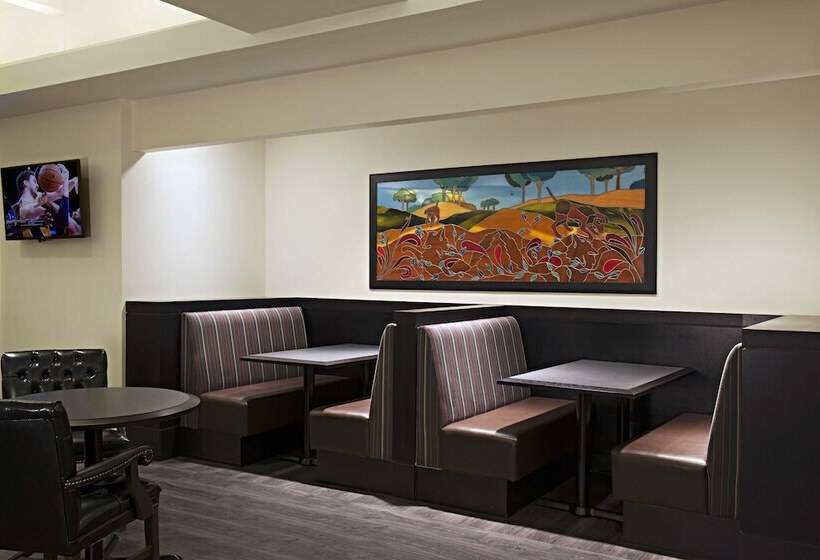 בית מלון כפרי Ramada Plaza By Wyndham Calgary Downtown