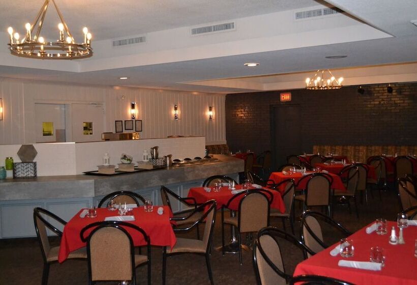 בית מלון כפרי Ramada Plaza By Wyndham Calgary Downtown