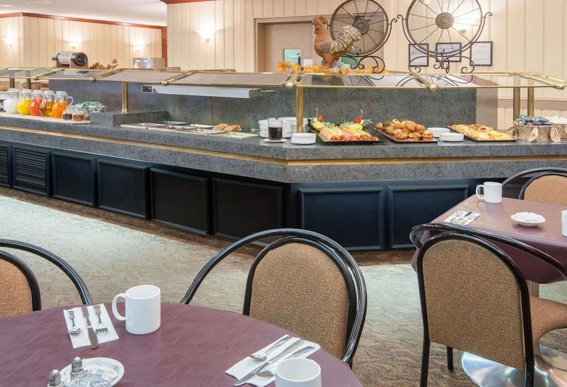 בית מלון כפרי Ramada Plaza By Wyndham Calgary Downtown