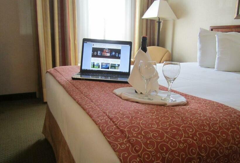 فندق Red Pine Inn & Conference Centre