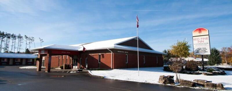 فندق Red Pine Inn & Conference Centre