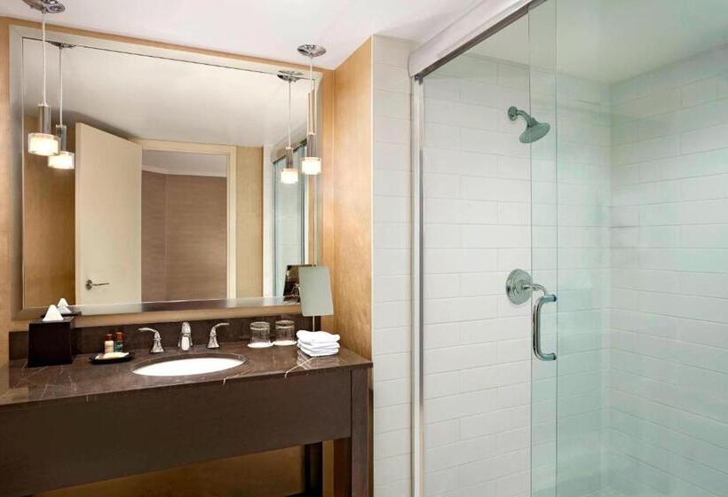 هتل Sheraton Cavalier Calgary