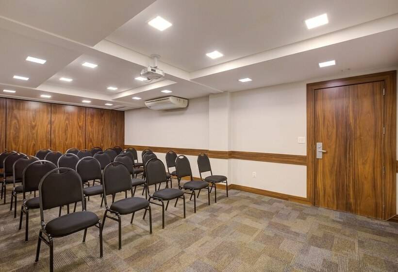 ホテル Slim Joinville By Slaviero Hoteis