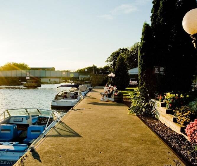 فندق The Gananoque Inn