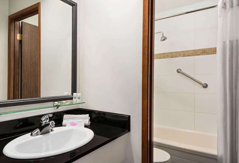 בית מלון כפרי Travelodge By Wyndham Abbotsford Bakerview