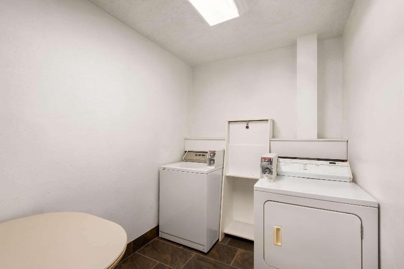 בית מלון כפרי Travelodge By Wyndham Abbotsford Bakerview