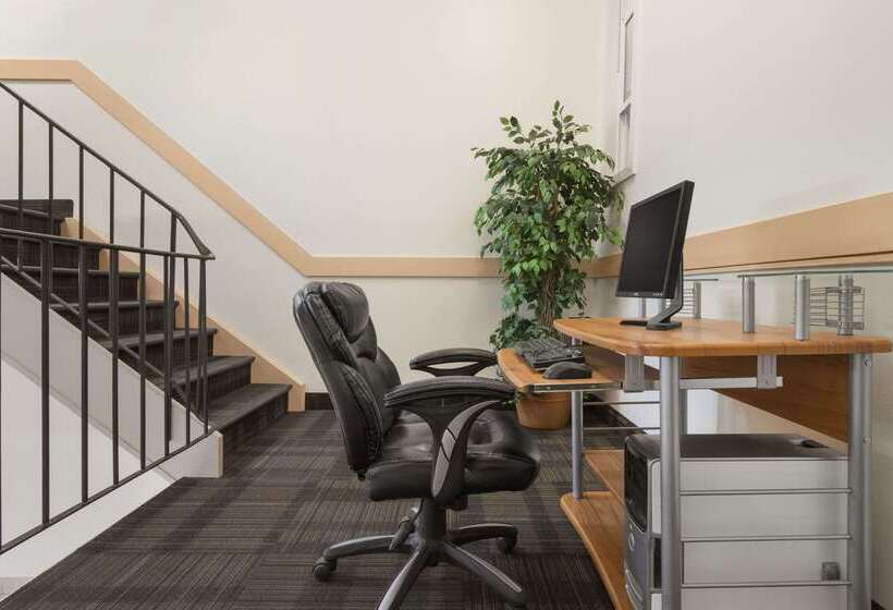 فندق Travelodge By Wyndham Calgary South