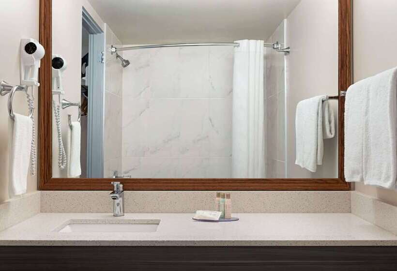 فندق Travelodge By Wyndham Calgary South