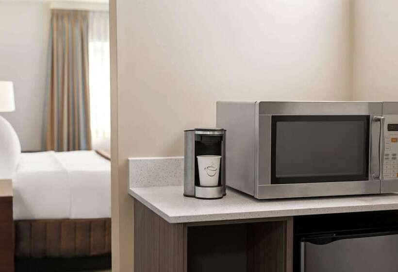 فندق Travelodge By Wyndham Calgary South