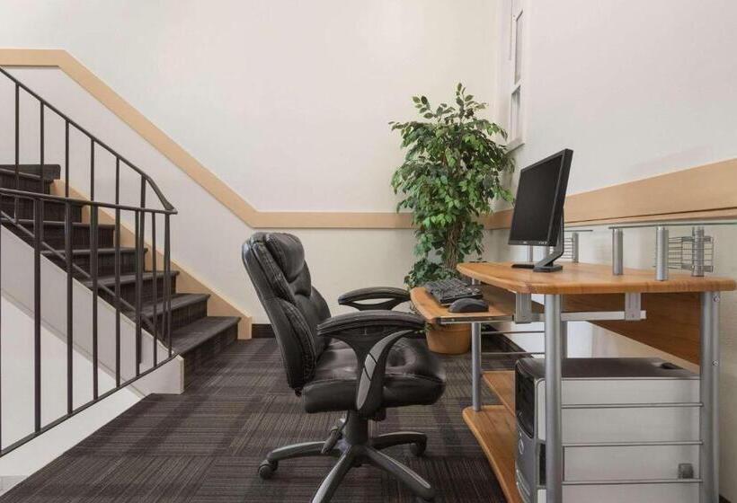 فندق Travelodge By Wyndham Calgary South