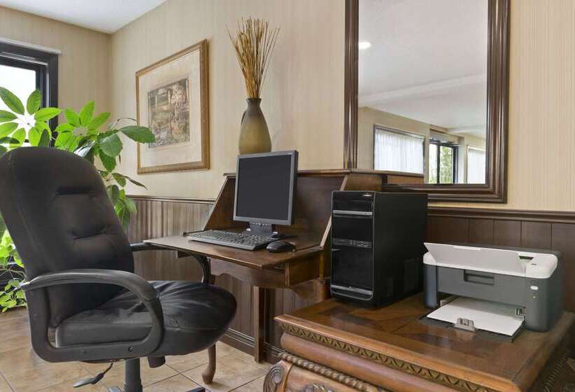 Отель Travelodge By Wyndham Edmundston