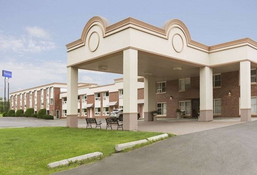 Отель Travelodge By Wyndham Edmundston