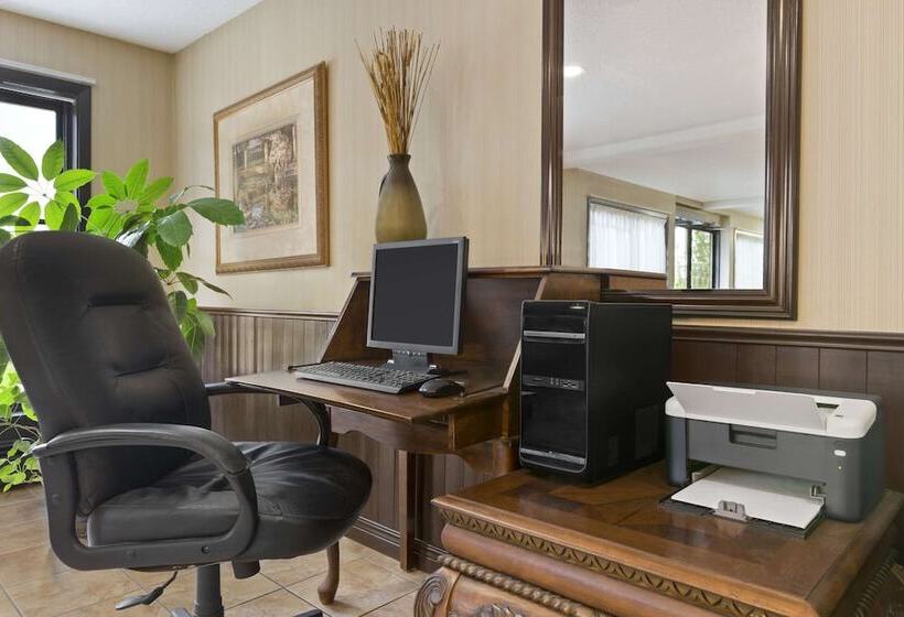 Отель Travelodge By Wyndham Edmundston