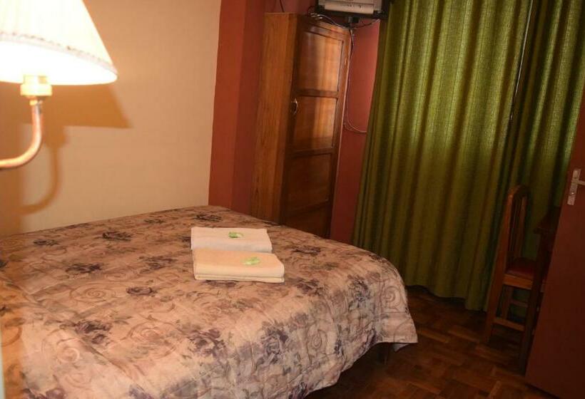 اقامتگاه Hostal Copacabana