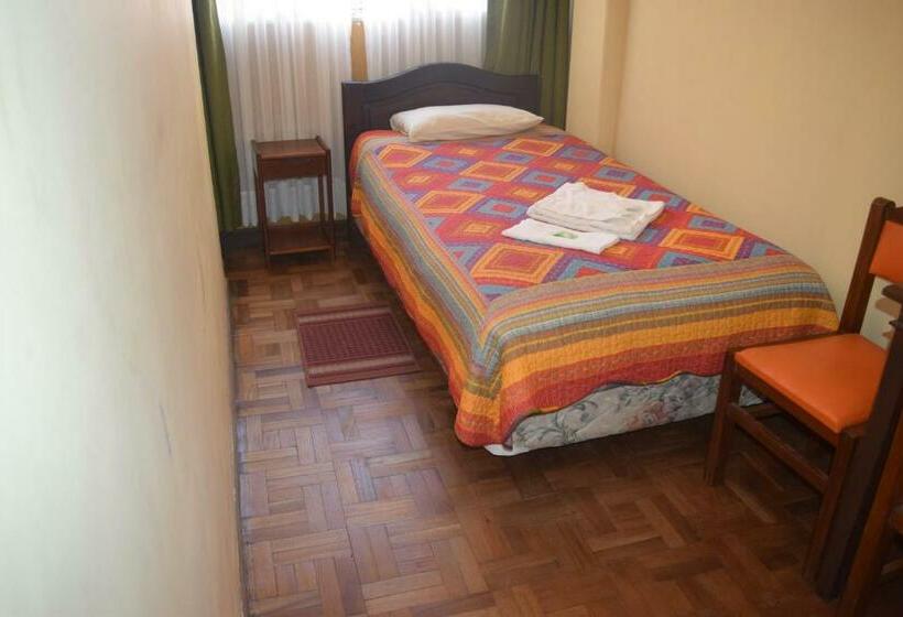 اقامتگاه Hostal Copacabana